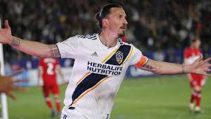 Ibrahimović vil være med i NapoIbrahimović vil være med i Napoli, før han går på pensionli, før han går på pension